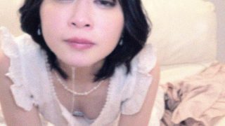 【エロ動画】伝説の昭和アイドル おじさんボイトレ講師による喉奥拡張イラマ映像が流出。 門倉すずのトップ画像